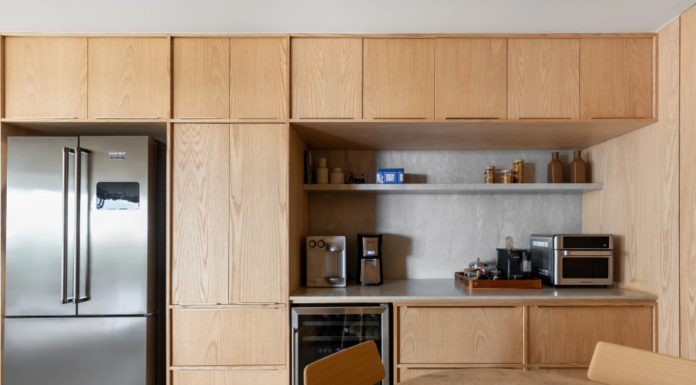 Madeira na cozinha: descubra onde usar e o que pode substituir o material O acabamento amadeirado nos armários transforma a cozinha em ponto de destaque – Produção: Luciana Cardoso | Fotos: Júlia Tótoli/Divulgação | Projeto: Bloco Arquitetos