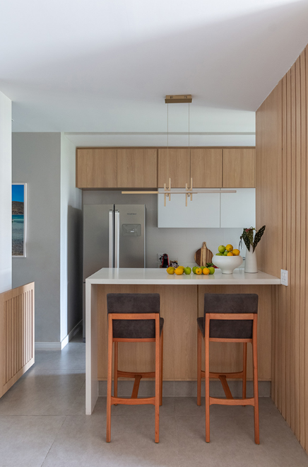 Banqueta de madeira é um detalhe simples que muda bastante o visual da cozinha – Foto: @brescianifotoarq | Projeto: Vita Arquitetura
