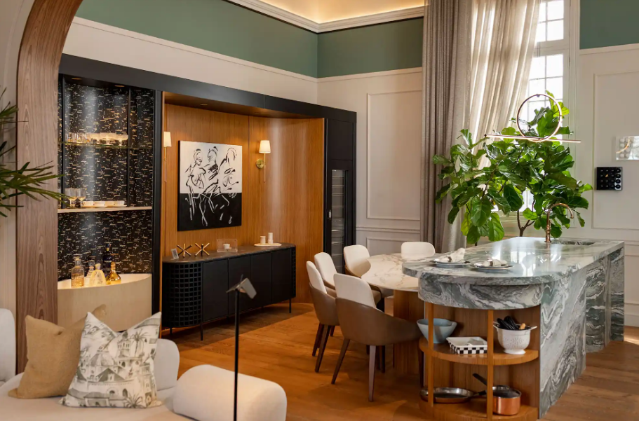 Piso amadeirado conecta a cozinha e a sala de jantar com naturalidade – Foto: Renzo /CASACOR | Projeto: Marilú Salcedo