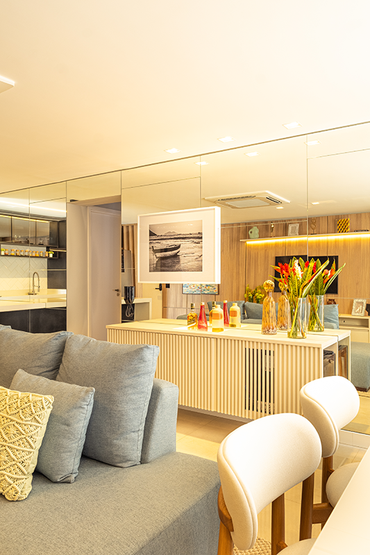 Neste apê de 95 m², o projeto aposta em decisões precisas para criar um espaço fluido, funcional e acolhedor