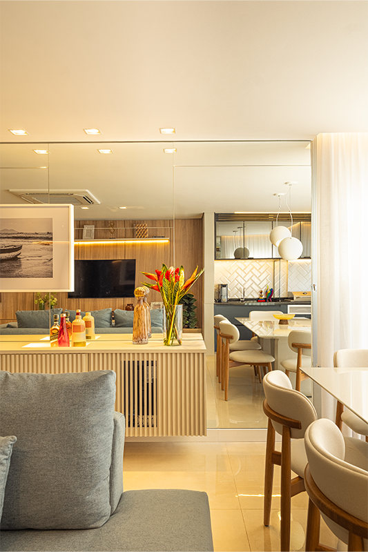 Sem grandes demolições, a área social foi completamente ressignificada — sala, cozinha e varanda gourmet agora se conectam em um layout contínuo, pensado para o dia a dia e para receber bem.