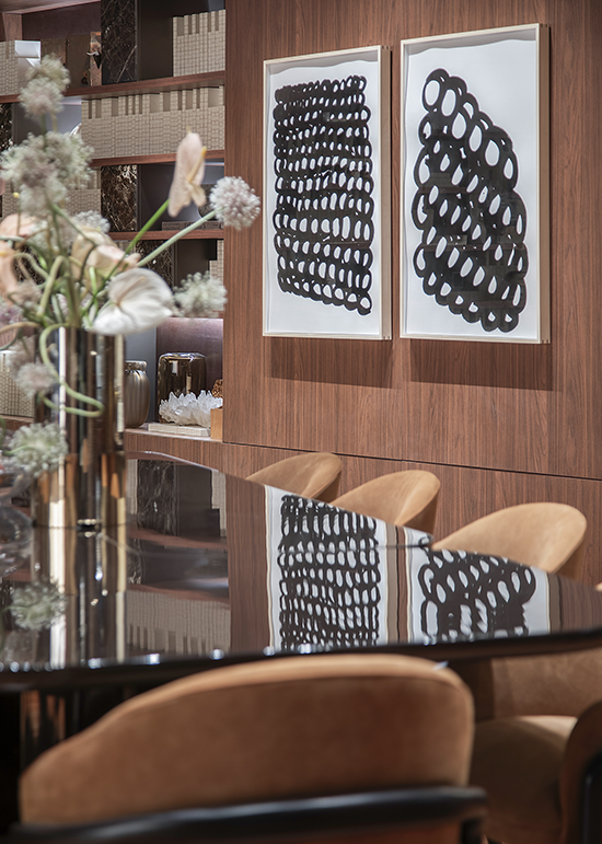 À esquerda, a obra Lingam, de Montez Magno, faz referência ao símbolo hindu de energia vital, expressando uma busca espiritual por meio de formas rítmicas e estruturadas. À direita, Lidia Lisbôa, na série Correntes, utiliza formas circulares em preto e branco para explorar ritmo, repetição e textura visual.