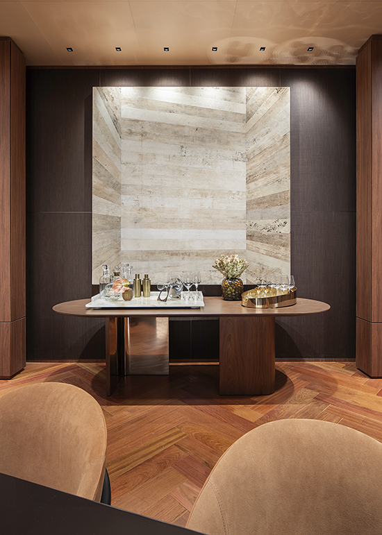 A obra do pintor carioca Daniel Senise, denominada Invasor I, foi um dos pontos de partida do projeto da arquiteta Denise Barretto na Mostra Artefacto 2026