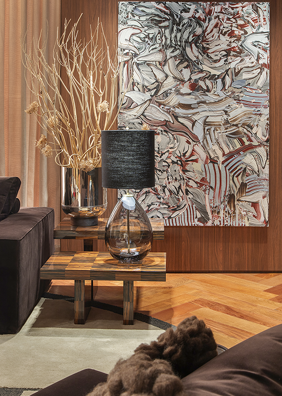 O quadro Debris, do artista plástico Henrique Oliveira, renomado por suas esculturas orgânicas de troncos de árvore, traz uma reprodução em acrílica sobre tela de formas naturais desenhadas pela natureza