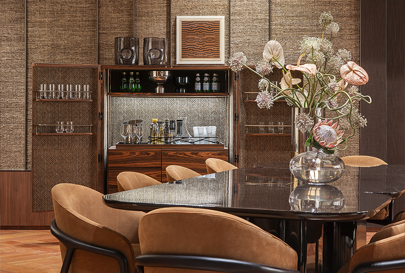 Como fundo para a sala de jantar do projeto da arquiteta Denise Barretto para a Mostra Artefacto 2026, a obra sem título do arquiteto e artista Maurício Nogueira Lima (1930-1999) reflete o movimento artístico concretista. No projeto, o quadro surge como um complemento silencioso