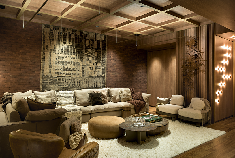 As cores do quadro principal deste projeto são reproduzidas na decoração do living através da escolha dos tecidos: o sofá, o tapete, as capas das almofadas