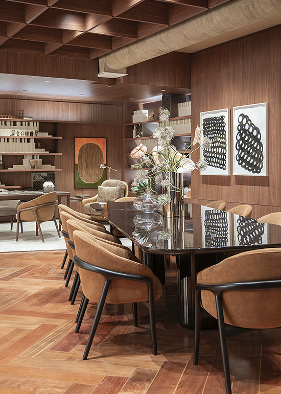 À esquerda, a obra Lingam, de Montez Magno, faz referência ao símbolo hindu de energia vital, expressando uma busca espiritual por meio de formas rítmicas e estruturadas. À direita, Lidia Lisbôa, na série Correntes, utiliza formas circulares em preto e branco para explorar ritmo, repetição e textura visual.