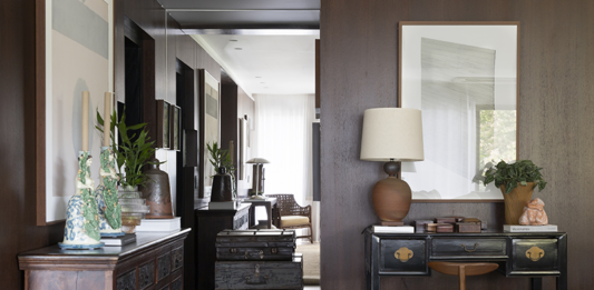 Garimpo de móveis e objetos antigos é uma ótima opção para quem busca projetos com história e personalidade A busca por móveis e objetos antigos envolve um olhar atento e uma boa pesquisa realizada em feiras, antiquários, bazares e leilões. Mesmo em viagens, é possível encontrar peças únicas capazes de agregar memórias, boas lembranças e que faz jus ao repertório do morador