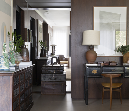 Garimpo de móveis e objetos antigos é uma ótima opção para quem busca projetos com história e personalidade A busca por móveis e objetos antigos envolve um olhar atento e uma boa pesquisa realizada em feiras, antiquários, bazares e leilões. Mesmo em viagens, é possível encontrar peças únicas capazes de agregar memórias, boas lembranças e que faz jus ao repertório do morador