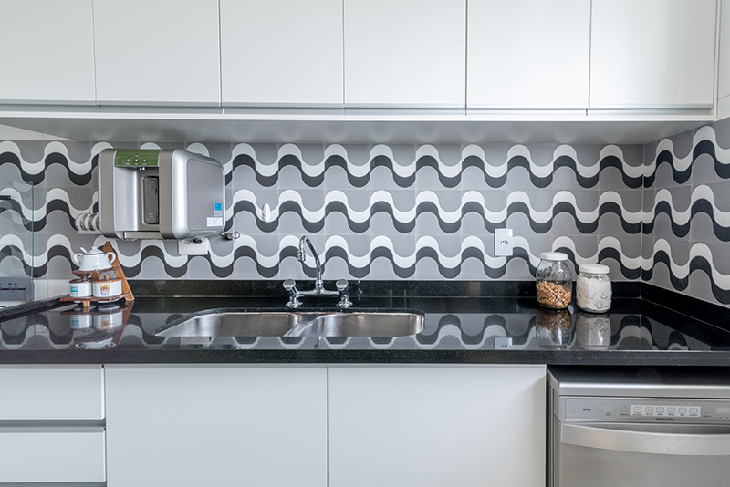 Nesta cozinha, a arquiteta Isabella Nalon optou pelas duas cubas atendidas pela torneira com duplo comando que permite o seu direcionamento