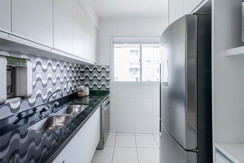 Nesta cozinha, a arquiteta Isabella Nalon optou pelas duas cubas atendidas pela torneira com duplo comando que permite o seu direcionamento