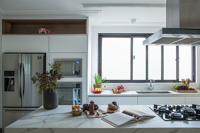 Projeto: Isabella Nalon | A arquiteta diz que a instalação da cuba deve acompanhar o triângulo formado entre a geladeira e fogão