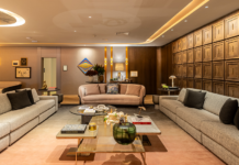 Como trazer o conceito de atemporalidade para os projetos de interiores Mostra Artefacto 2026 | Neste generoso estar integrado com jantar, de 110m², os visitantes encontram diversos elementos atemporais aplicados no ambiente