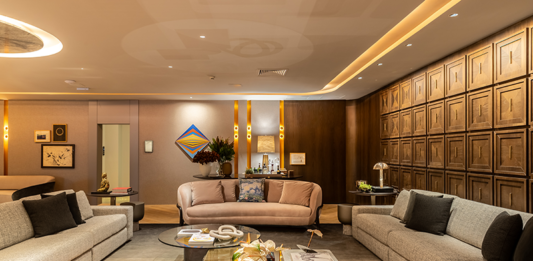 Como trazer o conceito de atemporalidade para os projetos de interiores Mostra Artefacto 2026 | Neste generoso estar integrado com jantar, de 110m², os visitantes encontram diversos elementos atemporais aplicados no ambiente