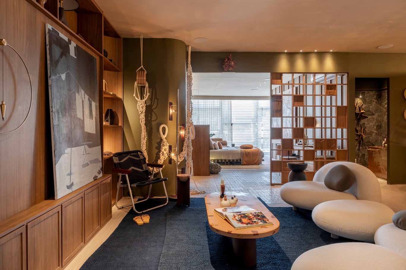 Entre o verde da floresta e o azul do mar, o projeto evoca a paisagem e o estilo de vida do Rio.