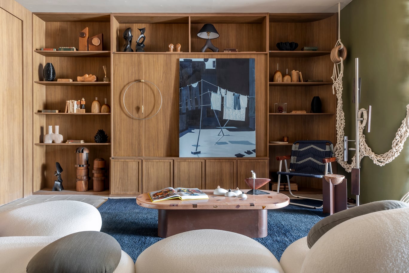 A estante central abriga memórias, histórias e objetos que constroem identidade.