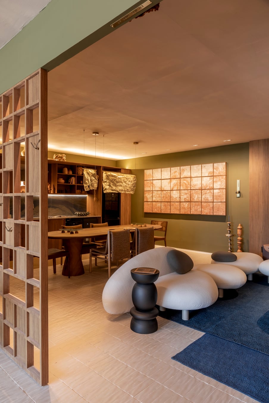 Integração e fluidez marcam os espaços sociais, pensados para encontros e convivência.