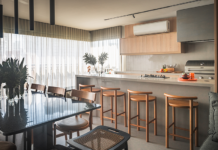 Arquitetas compartilham ideias para compor as áreas gourmet Neste projeto, a península com banquetas é um convite à convivência, enquanto o home bar, a adega e a cervejeira reforçam o espírito festeiro da família. Com o suporte da churrasqueira, do cooktop e da coifa, tudo funciona de forma prática e integrada à sala de jantar, sem abrir mão do conforto