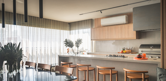 Arquitetas compartilham ideias para compor as áreas gourmet Neste projeto, a península com banquetas é um convite à convivência, enquanto o home bar, a adega e a cervejeira reforçam o espírito festeiro da família. Com o suporte da churrasqueira, do cooktop e da coifa, tudo funciona de forma prática e integrada à sala de jantar, sem abrir mão do conforto