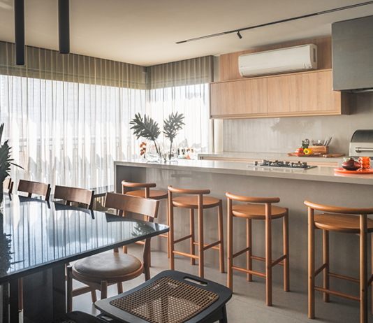 Arquitetas compartilham ideias para compor as áreas gourmet Neste projeto, a península com banquetas é um convite à convivência, enquanto o home bar, a adega e a cervejeira reforçam o espírito festeiro da família. Com o suporte da churrasqueira, do cooktop e da coifa, tudo funciona de forma prática e integrada à sala de jantar, sem abrir mão do conforto