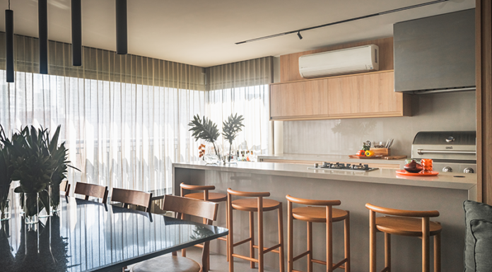 Arquitetas compartilham ideias para compor as áreas gourmet Neste projeto, a península com banquetas é um convite à convivência, enquanto o home bar, a adega e a cervejeira reforçam o espírito festeiro da família. Com o suporte da churrasqueira, do cooktop e da coifa, tudo funciona de forma prática e integrada à sala de jantar, sem abrir mão do conforto