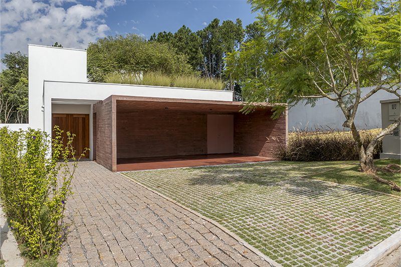 A equipe da Rawi Arquitetura buscou uma leitura contemporânea com tonalidades terrosas para a fachada da casa