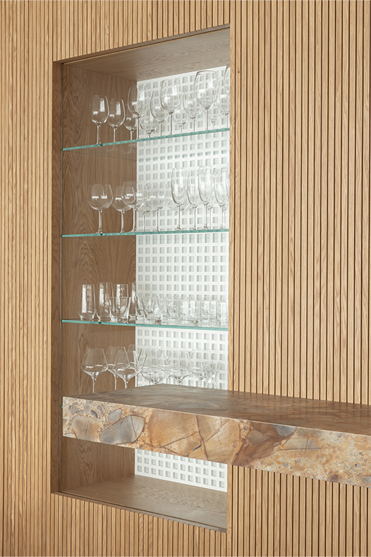 Cristaleira embutida com fundo em muxarabi e prateleiras de vidro: leveza e delicadeza no detalhe