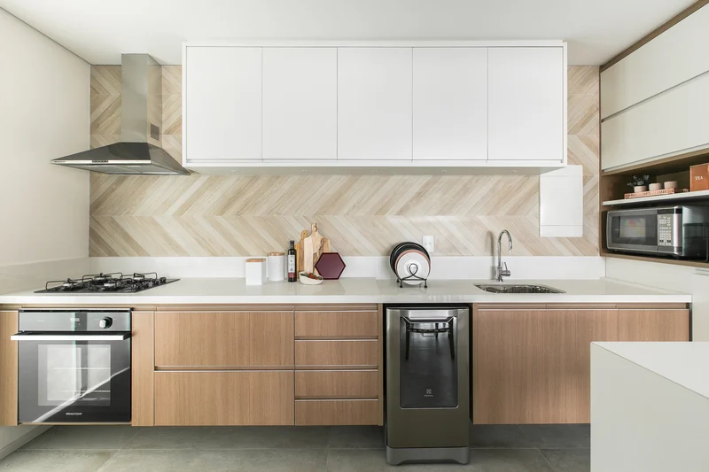 O backsplash reúne função e personalidade numa área específica da parede – Foto: Gisele Rampazzo