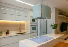 Afinal, o que é backsplash na cozinha e como escolher o ideal? Backsplash na cozinha une proteção e estilo em um único ponto – Foto: Matheus Bione/ Projeto: Arq. Luciana Patriarcha