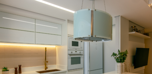 Afinal, o que é backsplash na cozinha e como escolher o ideal? Backsplash na cozinha une proteção e estilo em um único ponto – Foto: Matheus Bione/ Projeto: Arq. Luciana Patriarcha