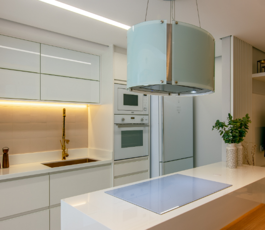 Afinal, o que é backsplash na cozinha e como escolher o ideal? Backsplash na cozinha une proteção e estilo em um único ponto – Foto: Matheus Bione/ Projeto: Arq. Luciana Patriarcha