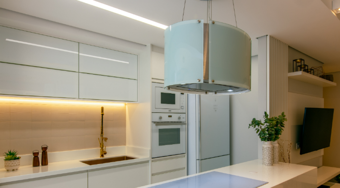 Afinal, o que é backsplash na cozinha e como escolher o ideal? Backsplash na cozinha une proteção e estilo em um único ponto – Foto: Matheus Bione/ Projeto: Arq. Luciana Patriarcha