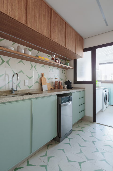 O material certo para o backsplash na cozinha depende do estilo e do seu orçamento – Foto: Felco | Projeto: SP Estúdio Arquitetura