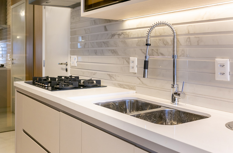 Boa impermeabilização, rejunte e limpeza correta definem a vida útil do backsplash na cozinha – Foto: Dam Mol | Projeto: Loft 7 Arquitetura