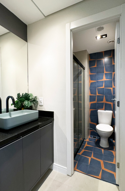 Dicas erradas de limpeza podem danificar a louça da bacia – Foto/Projeto: Arquiteto Matheus Costa