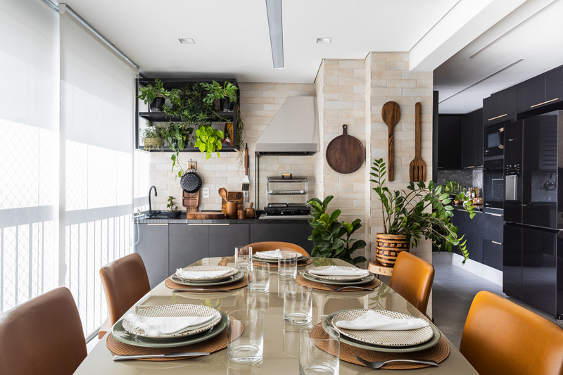 Em apartamentos, a varanda gourmet concentra a maioria dos projetos do cantinho do churrasco – Foto: David Aranha | Projeto: Camila Palladino Arquitetura