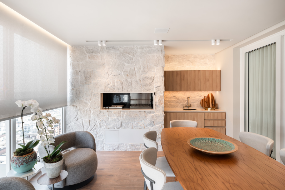 Escolha os móveis pensando em quantas pessoas o espaço comporta com conforto – Foto: @pizzifotografia.arq | Projeto: Georgia Borges Arquitetura e Interiores