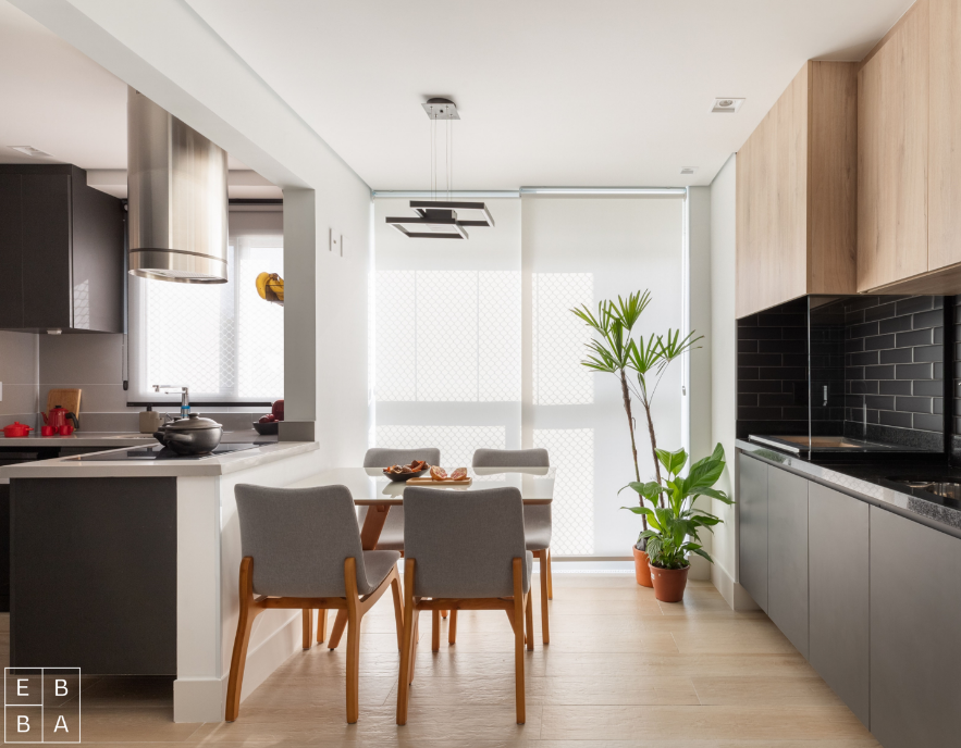 A coifa é indispensável em ambientes fechados para controlar fumaça e odores durante o churrasco – Foto: Júlia Novoa Fotografia | Projeto: Ebba Arquitetura