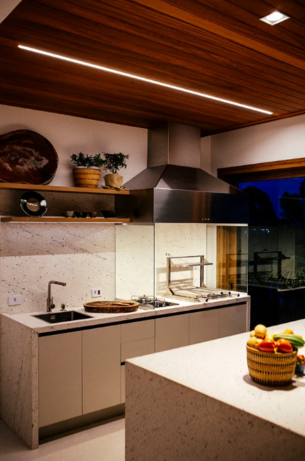 Manter pratos, copos e temperos no espaço evita idas desnecessárias à cozinha durante o churrasco – Foto: Alexandre Lucas | Projeto: Martini Arquitetura