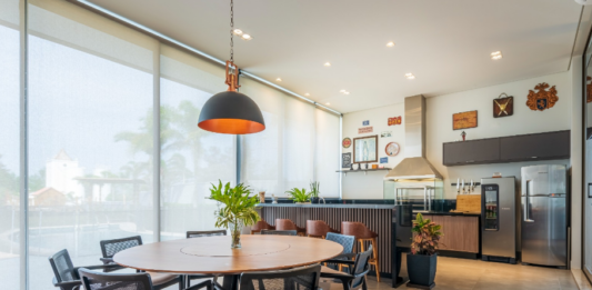 Cantinho do churrasco: como montar, decorar e integrar o espaço O estilo do cantinho precisa partir do que já existe nos outros ambientes da casa – Foto: Elson Yabiku | Projeto: Ana Andrezia Arquitetura
