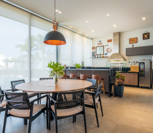 Cantinho do churrasco: como montar, decorar e integrar o espaço O estilo do cantinho precisa partir do que já existe nos outros ambientes da casa – Foto: Elson Yabiku | Projeto: Ana Andrezia Arquitetura