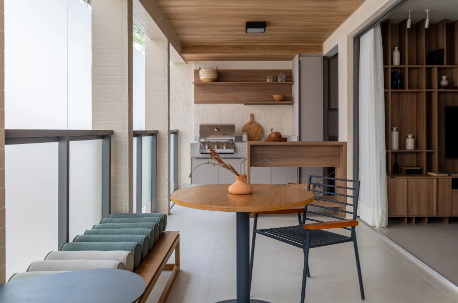 A integração começa na fase de projeto: cores, materiais e mobiliário precisam ter relação com a casa – Foto: Dani Leite/CASACOR | Projeto: Cité Arquitetura
