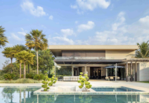 Sofisticação em meio ao verde: paisagismo valoriza a arquitetura e promove bem-estar Área de lazer com duas piscinas — a principal, mais ampla, e uma segunda em estilo spa