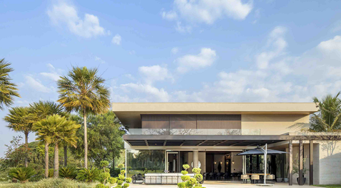 Sofisticação em meio ao verde: paisagismo valoriza a arquitetura e promove bem-estar Área de lazer com duas piscinas — a principal, mais ampla, e uma segunda em estilo spa