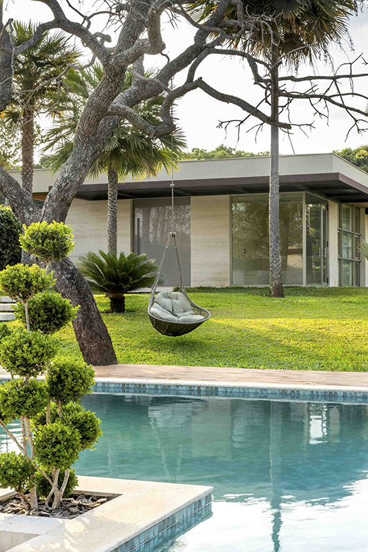 Destaque para o balanço suspenso e o fireplace, com uma lareira a biofluido