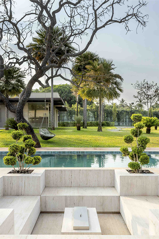 Destaque para o balanço suspenso e o fireplace, com uma lareira a biofluido