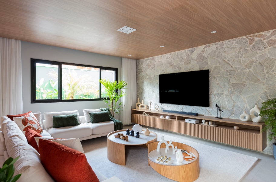 Almofadas e mantas não são acessórios, são camadas de conforto que fazem diferença na sala de TV – Foto: Mariana Camargo | Projeto: Leticia Garin Arquitetura
