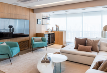 Sala de TV: 6 dicas para criar o ambiente ideal para relaxar e receber Com bebidas sempre geladas à disposição, a sala de TV assume uma função extra de entretenimento – Foto: Erika Urbino | Projeto: Mari Milani + Arquitetas