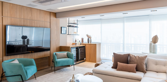 Sala de TV: 6 dicas para criar o ambiente ideal para relaxar e receber Com bebidas sempre geladas à disposição, a sala de TV assume uma função extra de entretenimento – Foto: Erika Urbino | Projeto: Mari Milani + Arquitetas