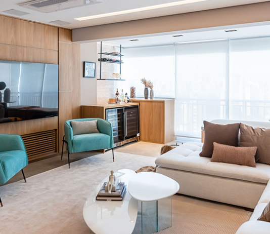 Sala de TV: 6 dicas para criar o ambiente ideal para relaxar e receber Com bebidas sempre geladas à disposição, a sala de TV assume uma função extra de entretenimento – Foto: Erika Urbino | Projeto: Mari Milani + Arquitetas